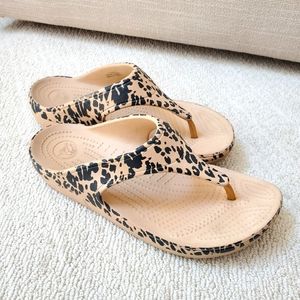 Crocs leopard print thong sandals